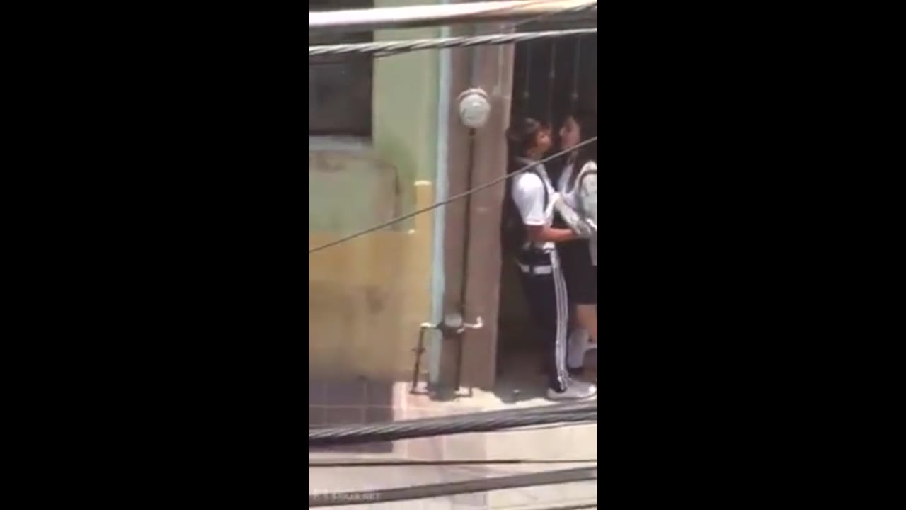 Estudiantes pajeándose en plena luz del dia –