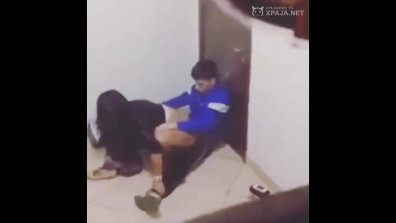 Alumnos cogiendo en el salon mientras los demas graban –