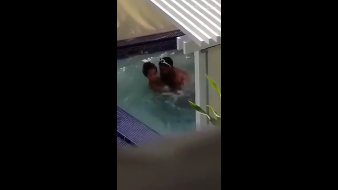 Bella boricua chichando en piscina y sin grabados a escondidas –