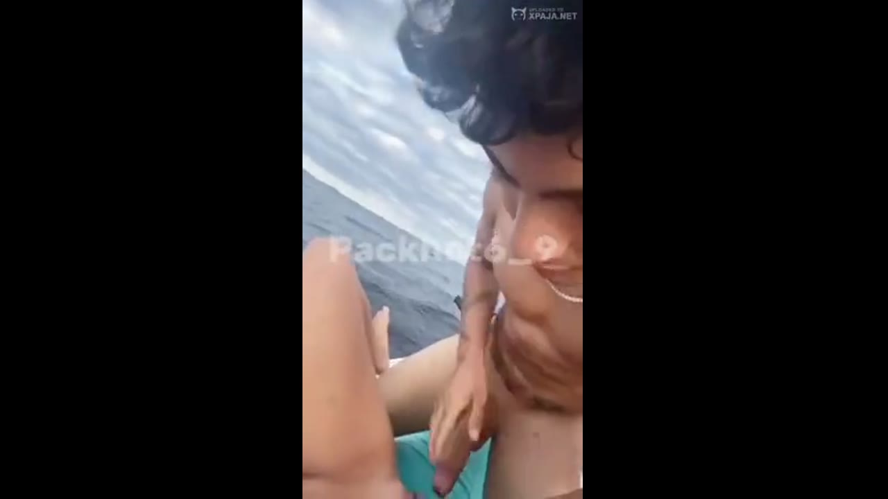 Naim Darrechi follando a Katy Cardona en alta mar –