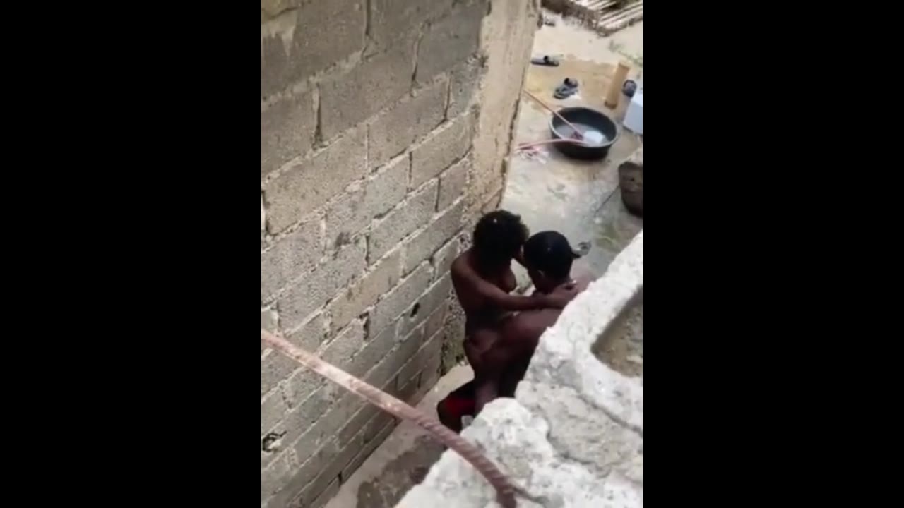 Brechando a los vecinos singando en el callejón –
