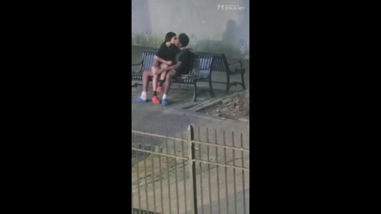 Jovencita Dominicana grabada haciéndole una pana al novio al aire libre –