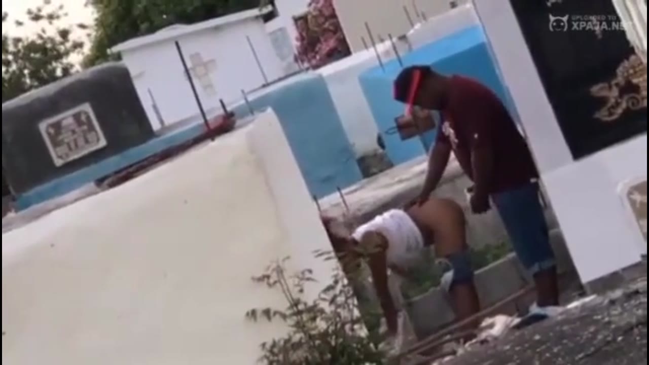 Dominicano singando un cuero en el cementerio –