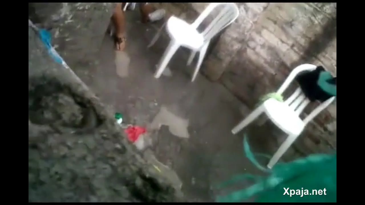 Lo grabaron echando un rapidito en el patio –